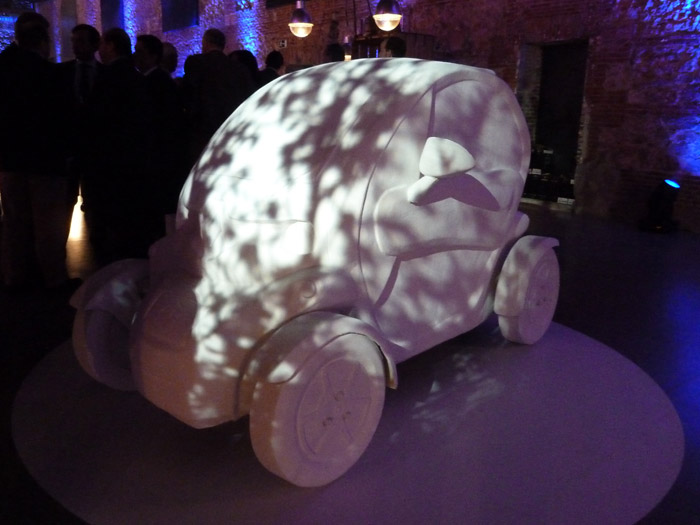 Renault Twizy. Exposición de arte. Juan Lozano. Un Twizy bajo la sombra de un árbol