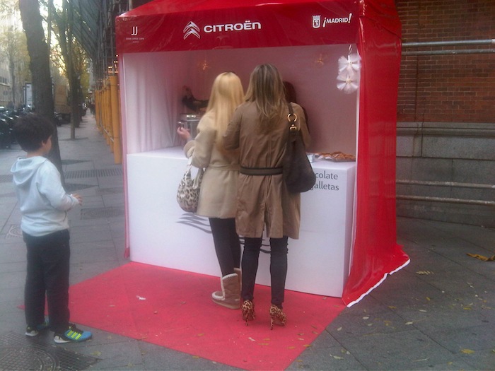 Puesto Citroën de chocolate con galletas. En Jorge Juan