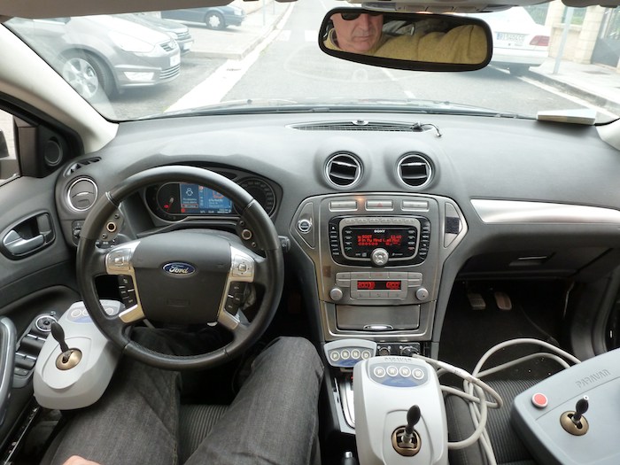 Ford Mondeo equipado con dos joysticks. En la mano izquierda acelerador y freno. En la derecha, la dirección.