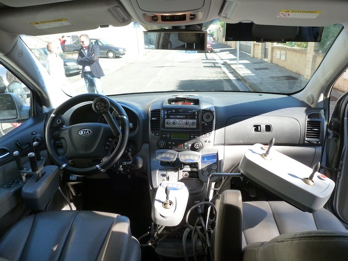 En el primer coche adaptado que he conducido, la dirección se movía mediante un joystick para la mano derecha y el acelerador y el freno mediante un mando en la mano izquierda.