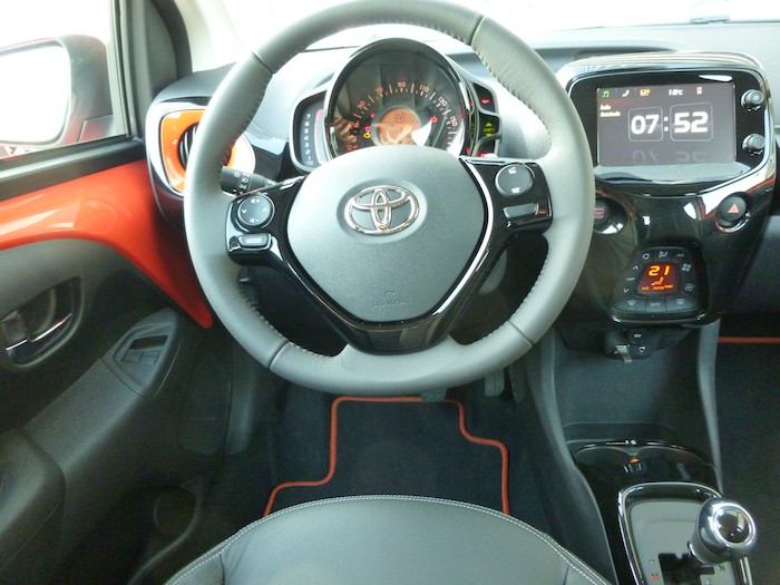 Toyota Aygo x-cite (2015). Volante y consola