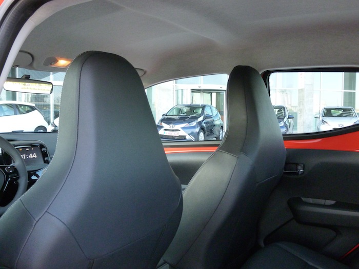 Toyota Aygo x-cite (2015). Interior del techo