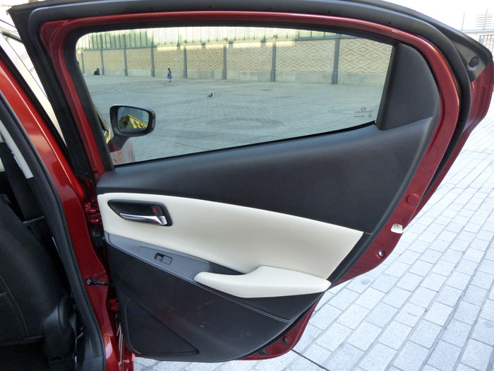 Mazda2 2015. Puerta posterior.