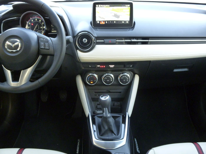 Mazda2 2015. Consola central. Sin botones.