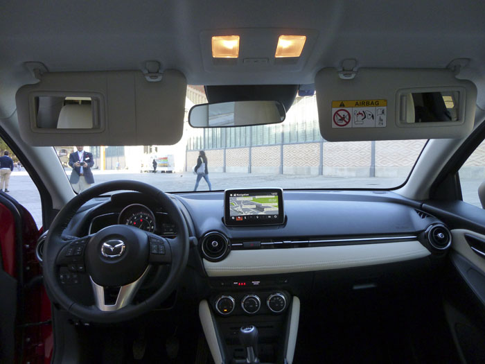 Mazda2 2015. Luces interiores y espejos de cortesía