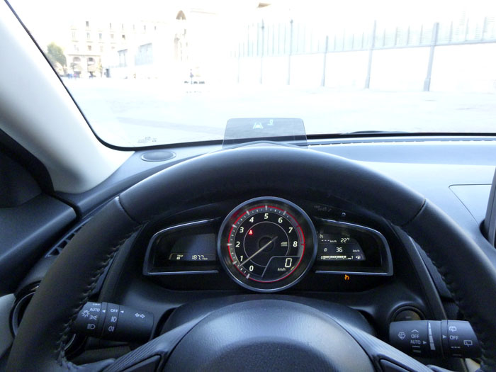 Mazda2 2015. Instrumentación y Head up Display