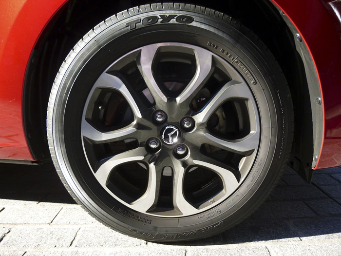 Mazda2 2015. LLantas y neumáticos.