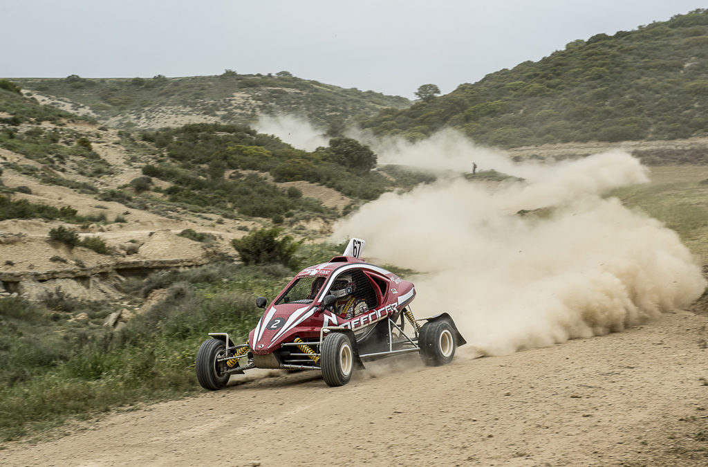 Car cross a fondo por un camino (vídeo)