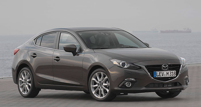 La carrocería Sedán del Mazda-3 tiene un sabor casi clásico, especialmente en su zona frontal y tres cuartos delantera. La proporción entre anchura y altura (1,80 para 1,45 m) nos recuerda las berlinas de tipo medio/grande de hace dos o tres décadas, antes de que empezase la escalada hacia alturas cada vez mayores.