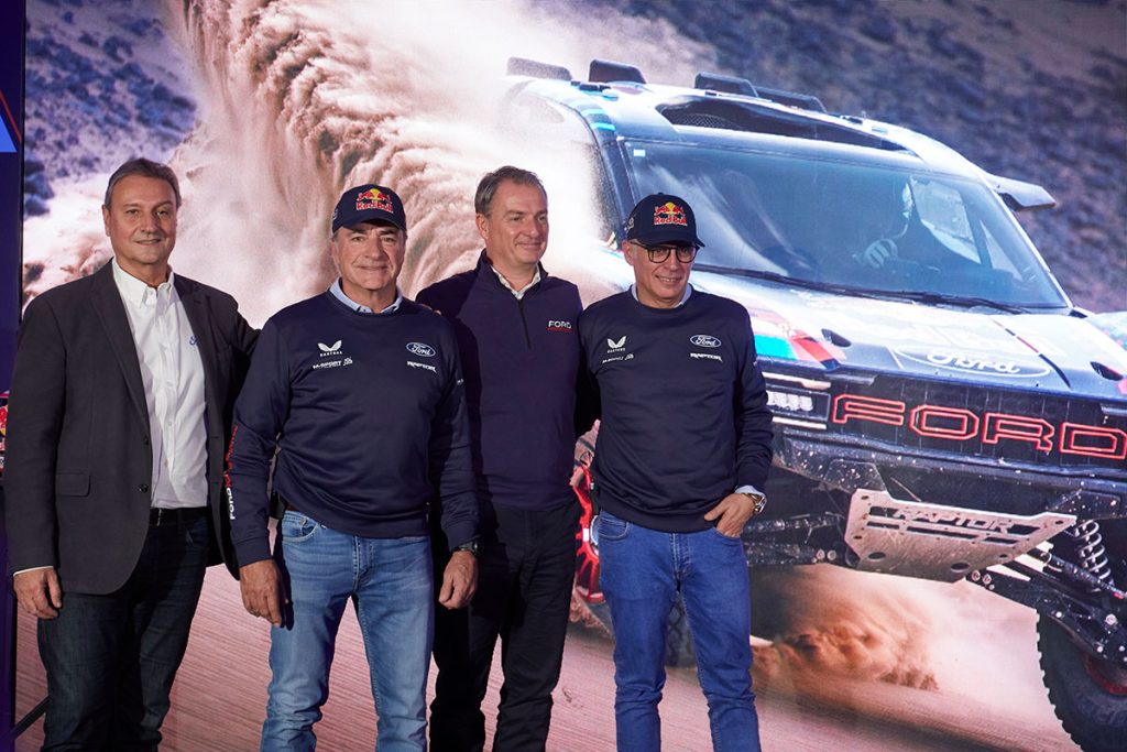 De izquierda a derecha: Jesús Alonso, presidente de Ford España, Carlos Sainz, Mike Norton y Lucas Cruz